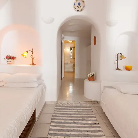 Strogili Traditional Oia (Santorini)